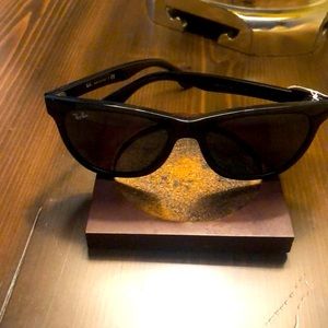 BRAND NEW!!! Raybans never worn, just in time for summer…